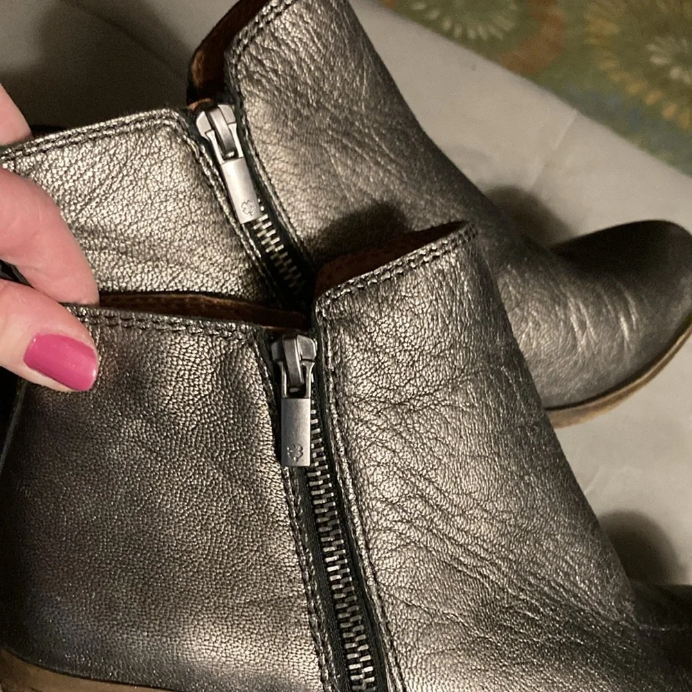 Bootie, LUCKY BRAND silver metallic leather , zippers on both sides of boot - Picture 6 of 8